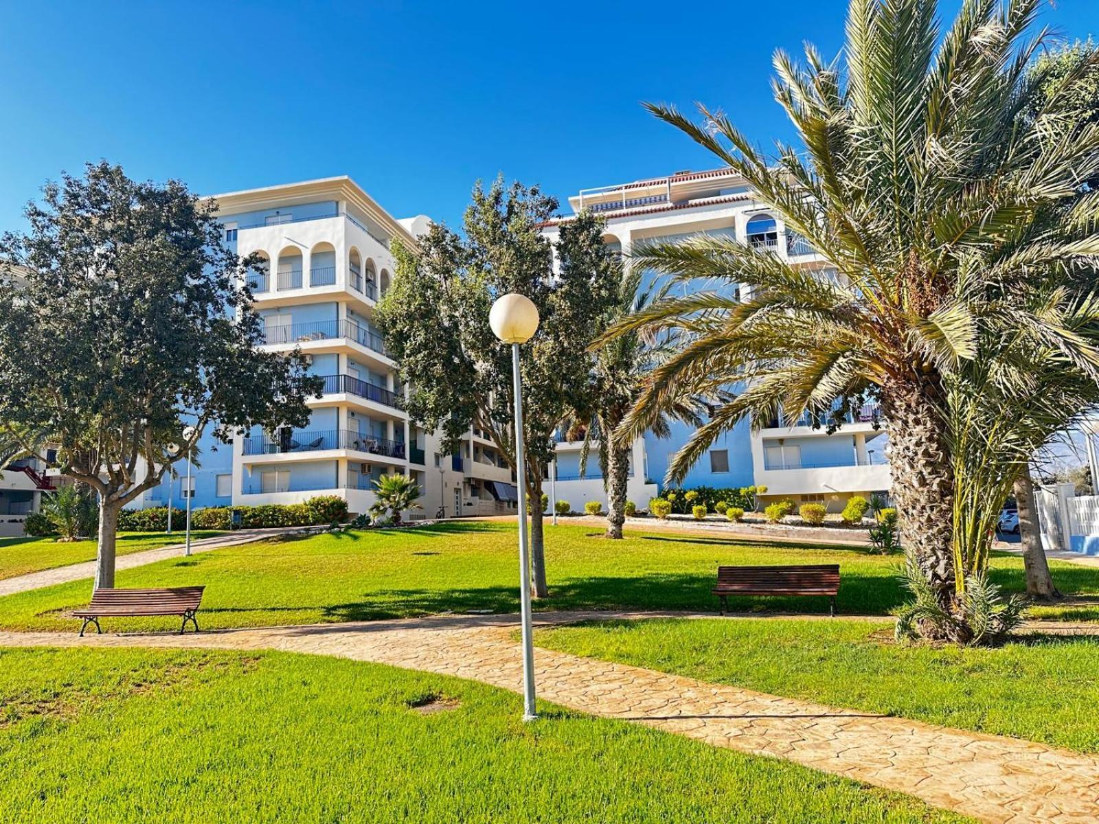 Luxurious Spacious Three Bedroom Apartment On Beachfront Алмеримар Екстериор снимка